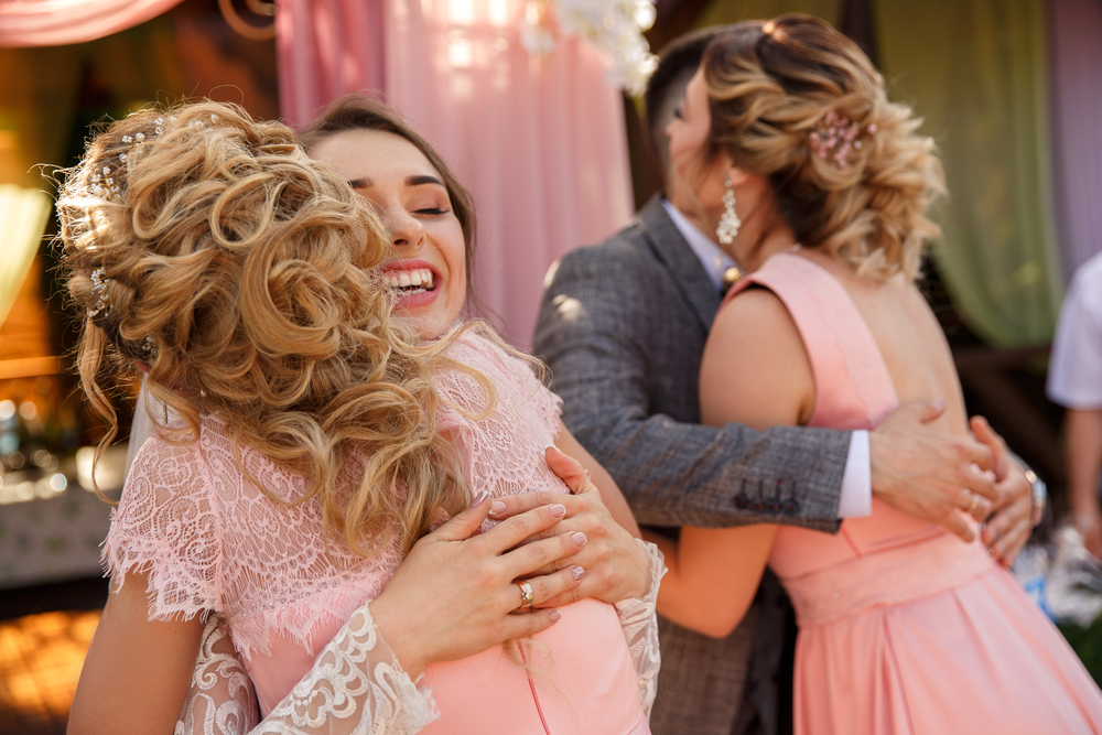 Trauzeugenrede: So gestalten Sie eine bewegende Rede zur Hochzeit ihrer Freunde