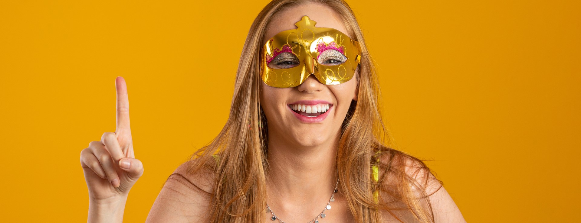 Frau hält Büttenrede, Frau spricht über Frauenthemen zu Karneval, Faschingsrede Frauen