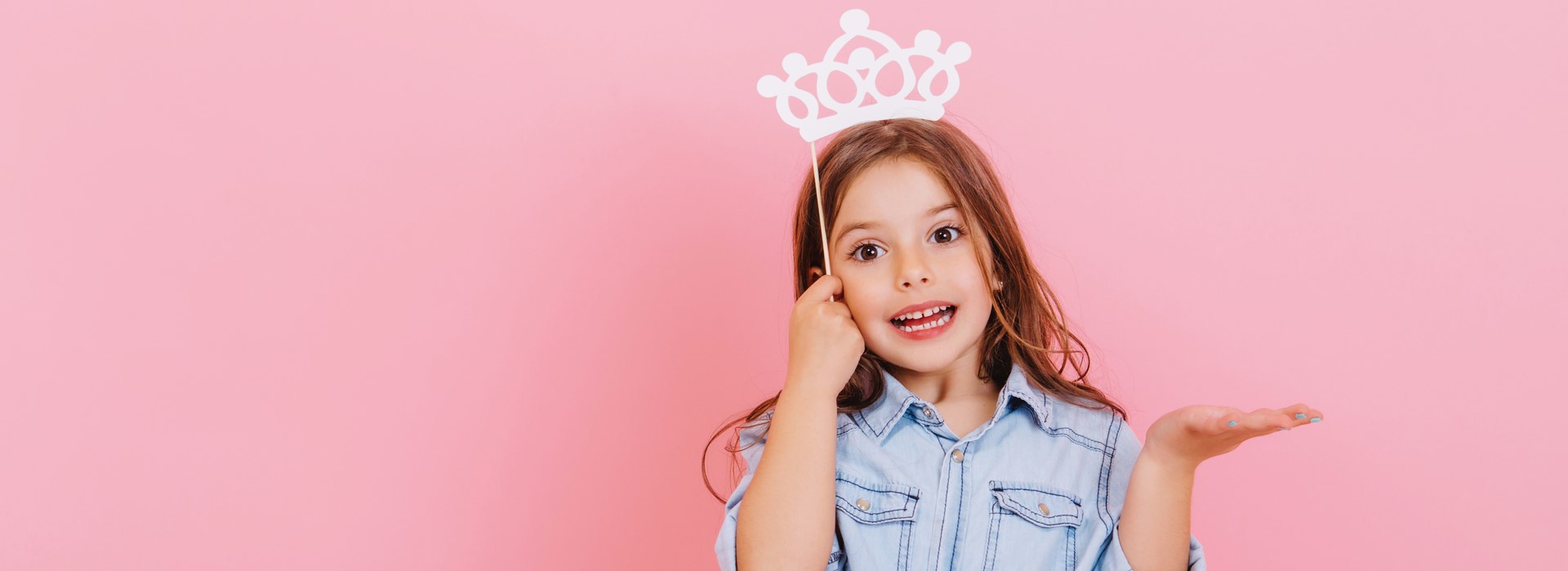 Mädchen mit Krone, Büttenrede für Kinder, Kind hält Büttenrede, Kind hält Rede zum Fasching Karneval